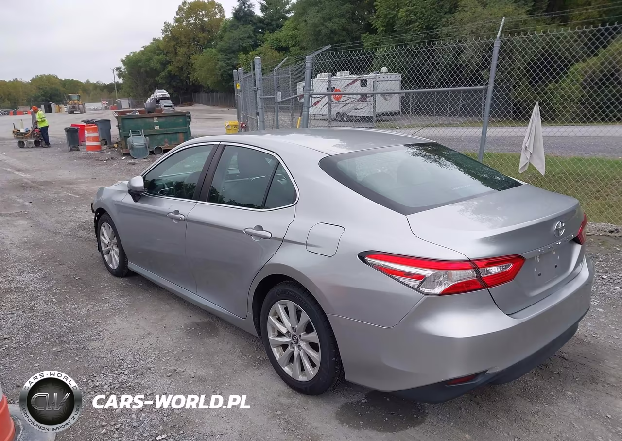 2018 Toyota Camry Le VIN:4T1B11HK1JU578910 - 3