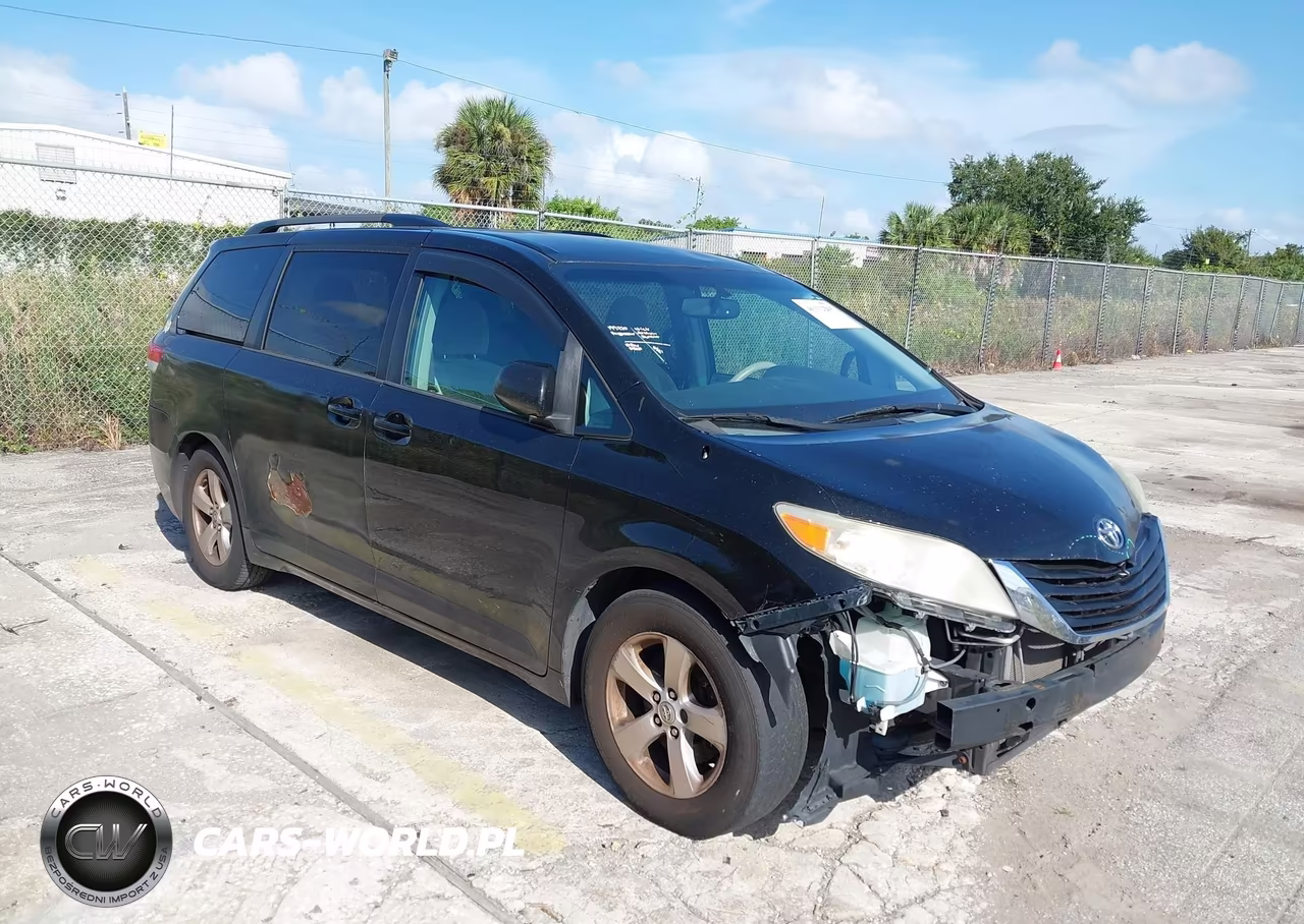 2014 Toyota Sienna Le V6 8 Passenger
