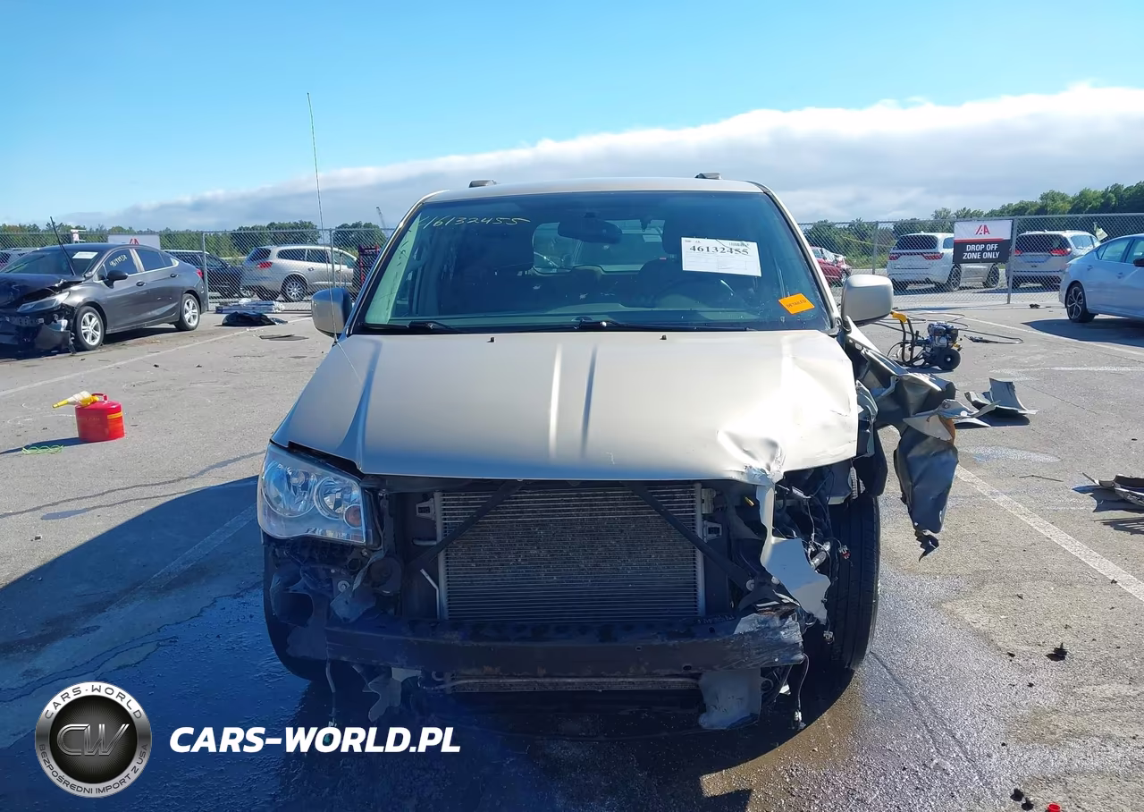 2015 Chrysler Town & Country Touring VIN:2C4RC1BG5FR534236 - 13