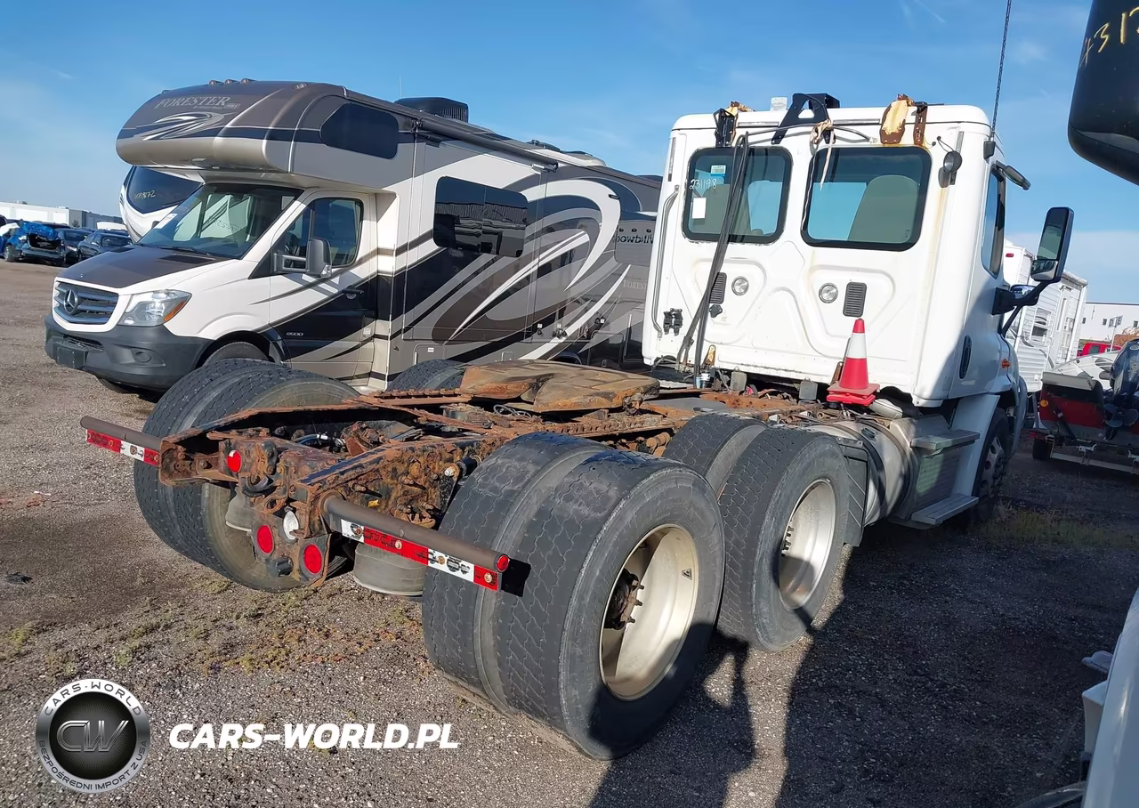 2015 Freightliner Cascadia 113 VIN:1FUJGBDV7FLBW4382 - 4