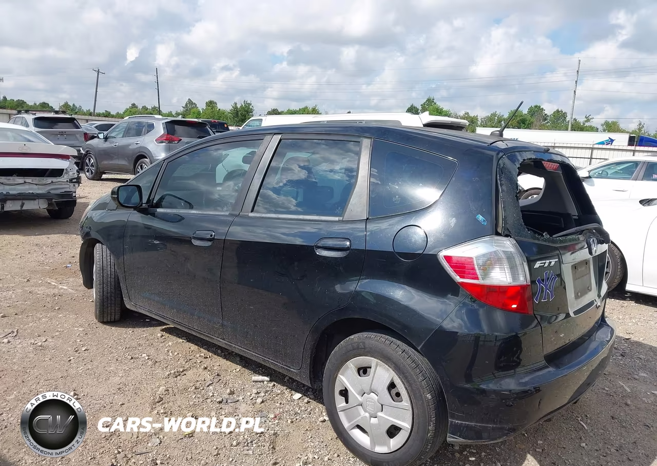 2013 Honda Fit VIN:JHMGE8H33DC067305 - 3