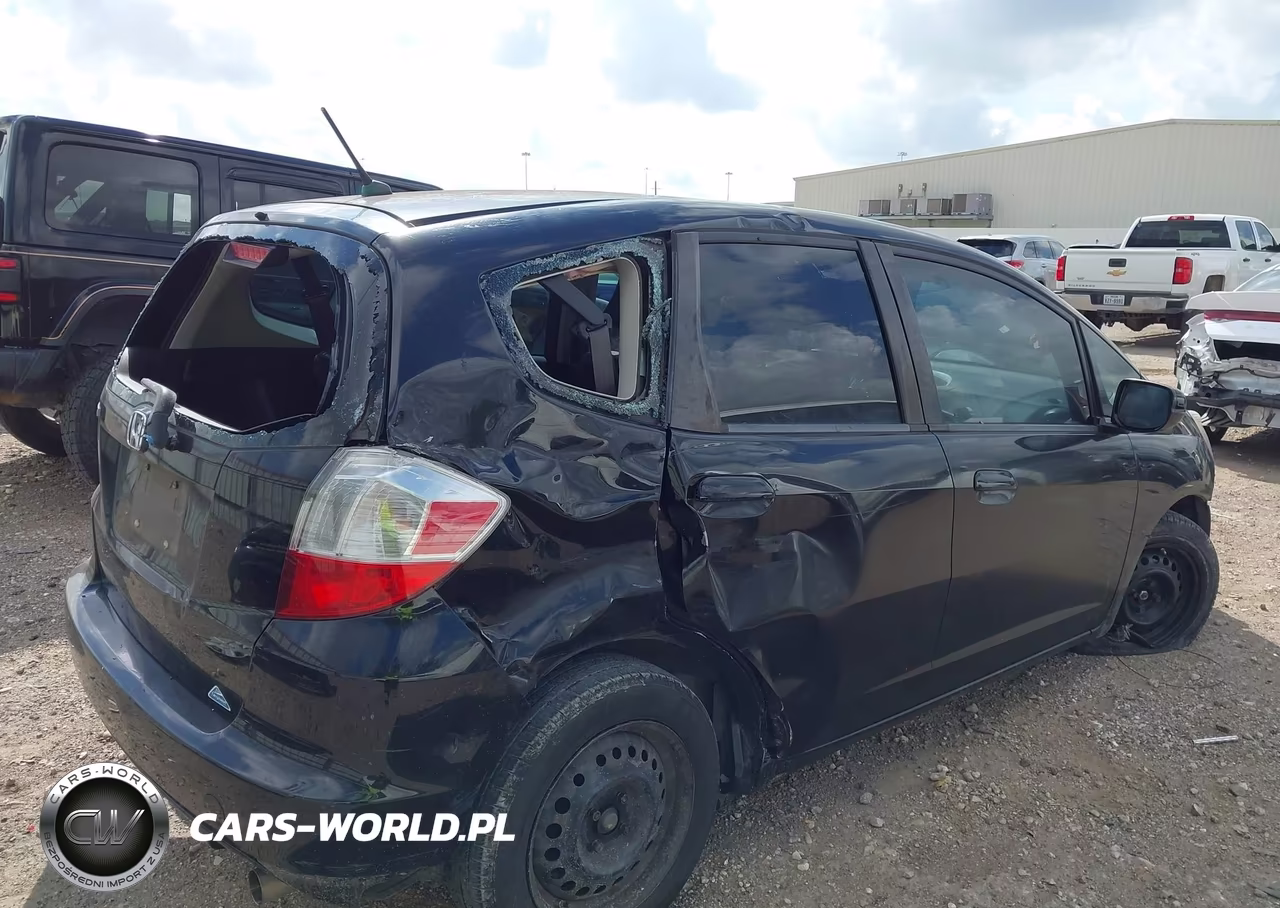2013 Honda Fit VIN:JHMGE8H33DC067305 - 4