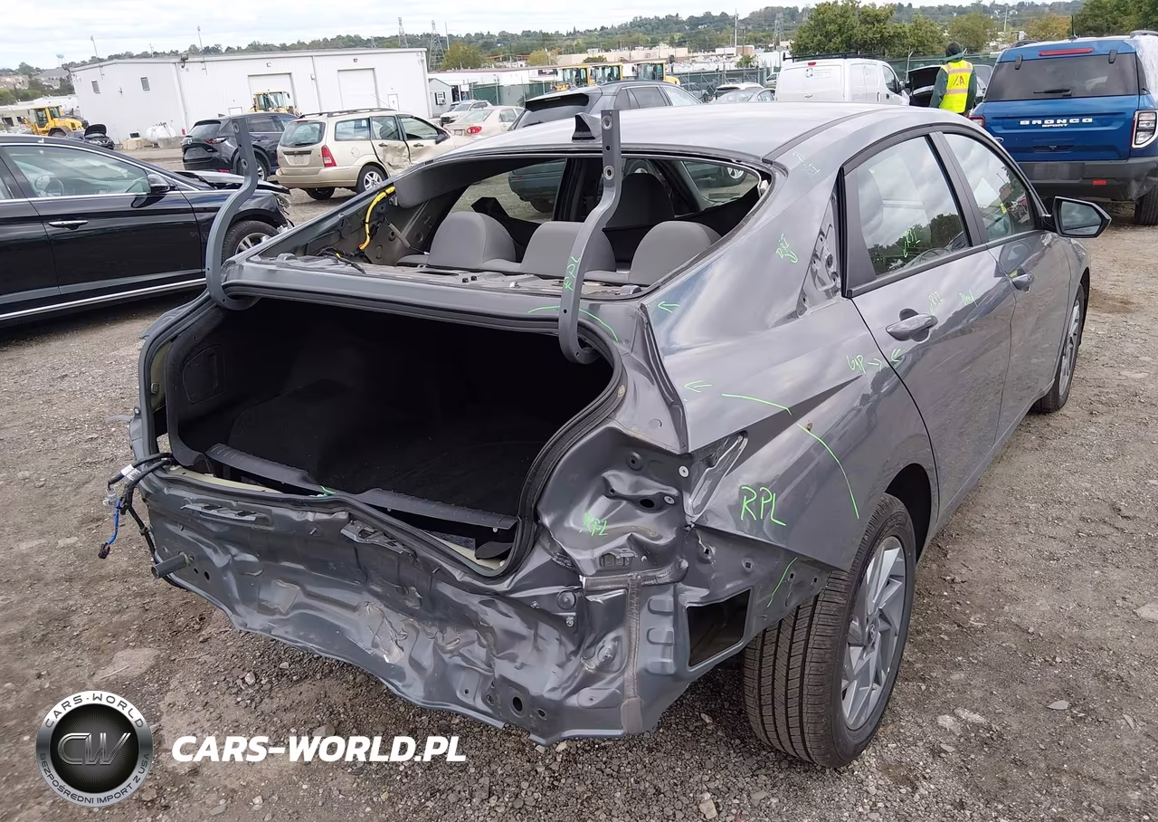 2026 Hyundai Elantra Hybrid Blue VIN:KMHLM4DJ0TU206102 - 17