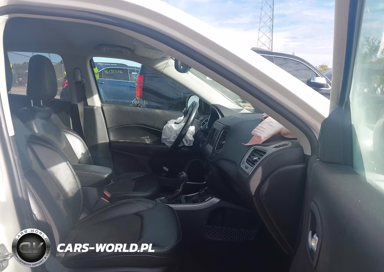 2018 Jeep Compass Latitude 4X4 VIN:3C4NJDBB0JT373505 - 5