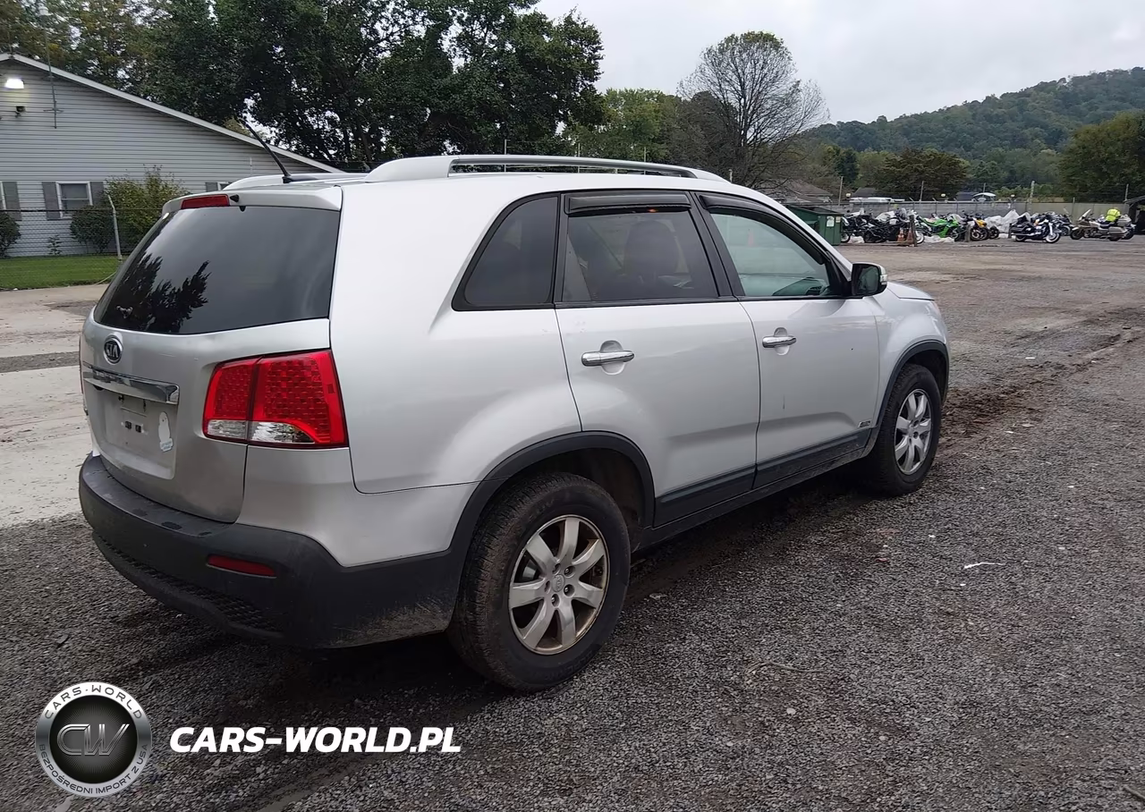 2011 Kia Sorento Lx VIN:5XYKTCA18BG182407 - 4
