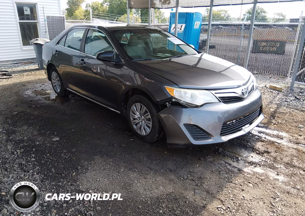 2014 Toyota Camry Le – zdjęcie 1 z 18