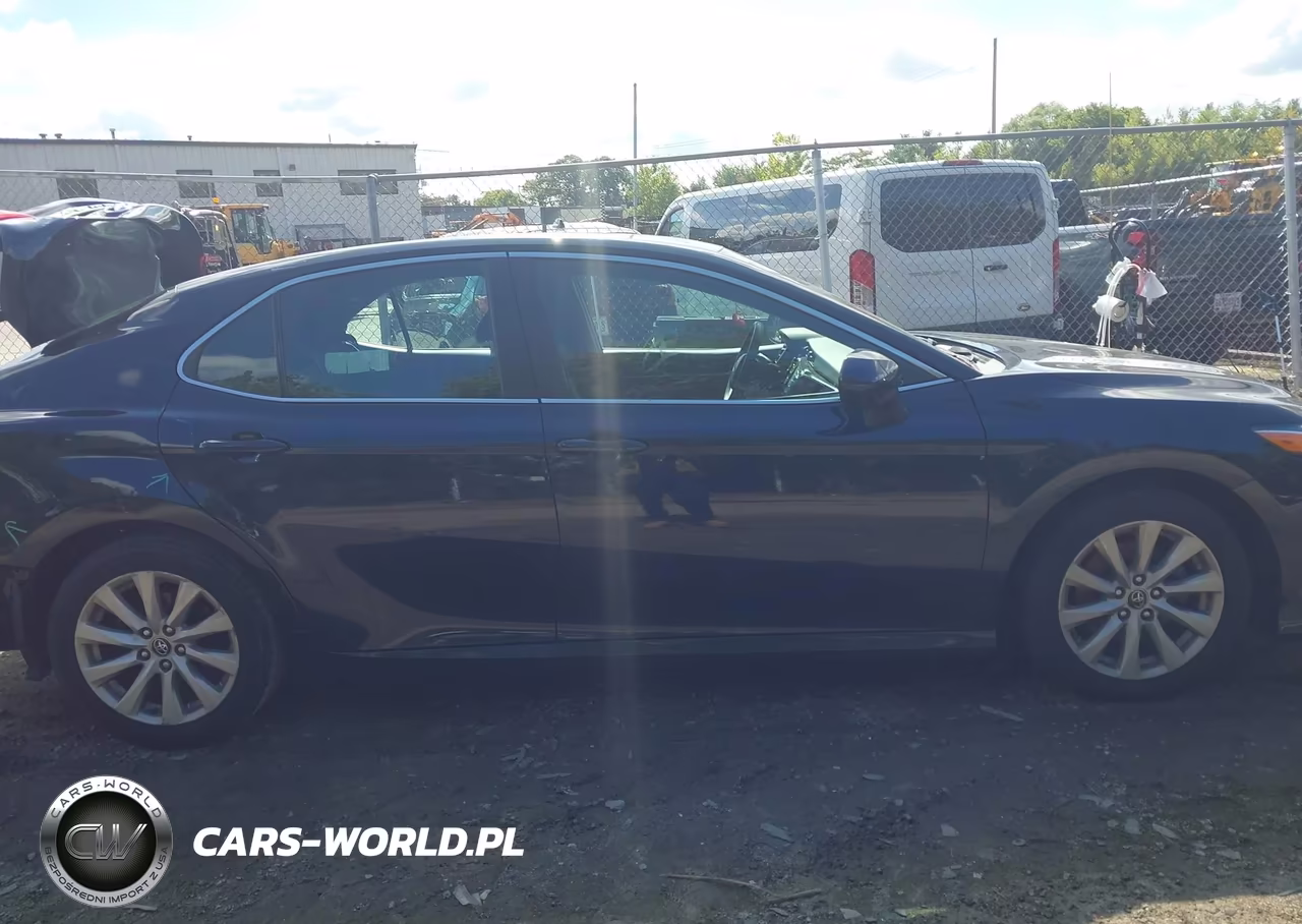 2018 Toyota Camry Le VIN:4T1B11HK4JU593076 - 13
