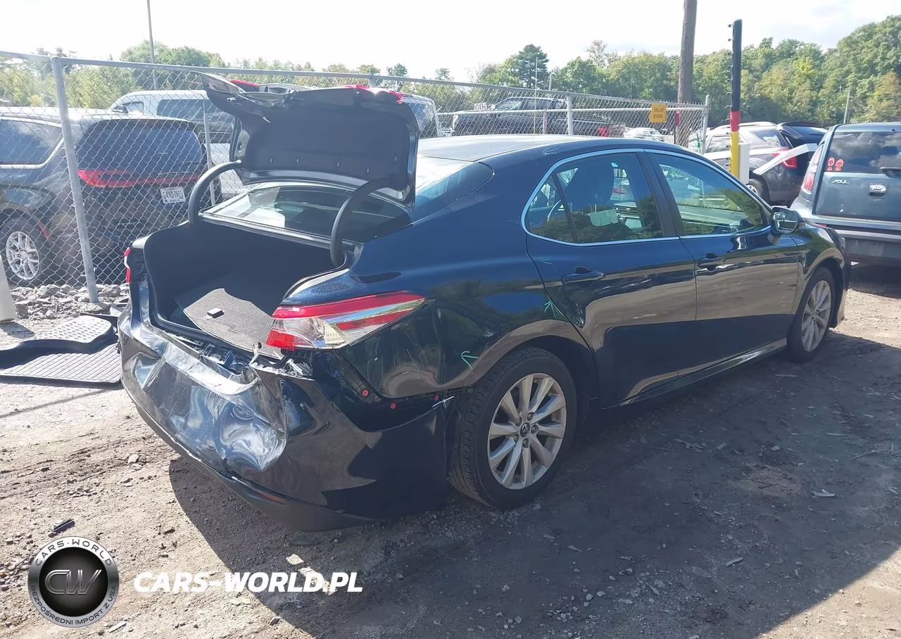 2018 Toyota Camry Le VIN:4T1B11HK4JU593076 - 4