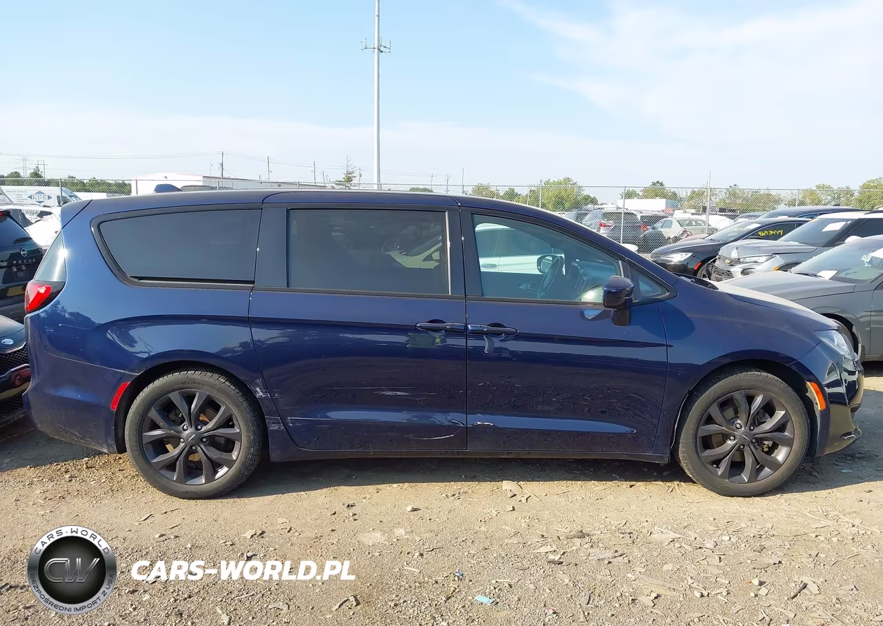 2019 Chrysler Pacifica Touring Plus VIN:2C4RC1FG5KR742024 - 13
