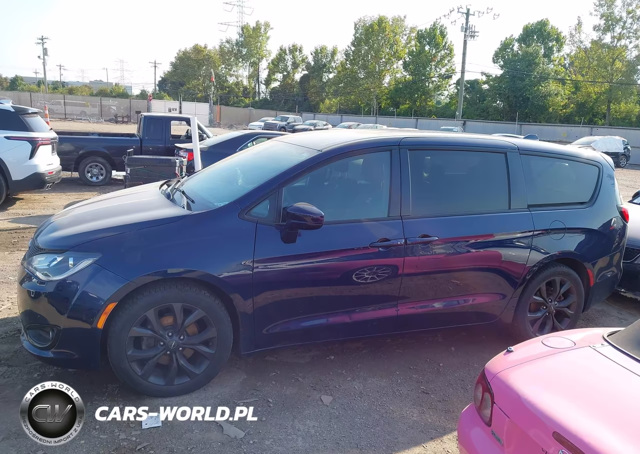 2019 Chrysler Pacifica Touring Plus VIN:2C4RC1FG5KR742024 - 14