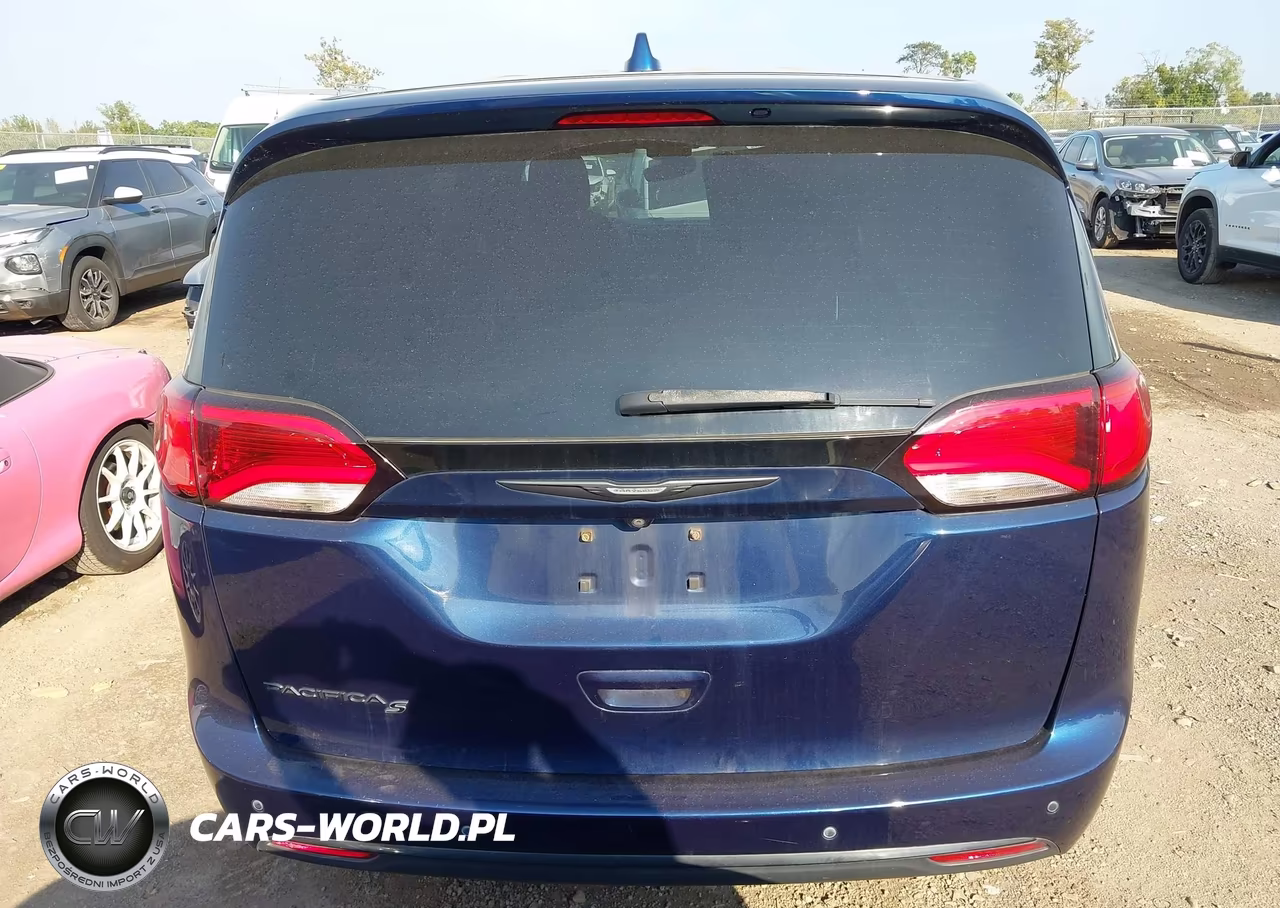 2019 Chrysler Pacifica Touring Plus VIN:2C4RC1FG5KR742024 - 16