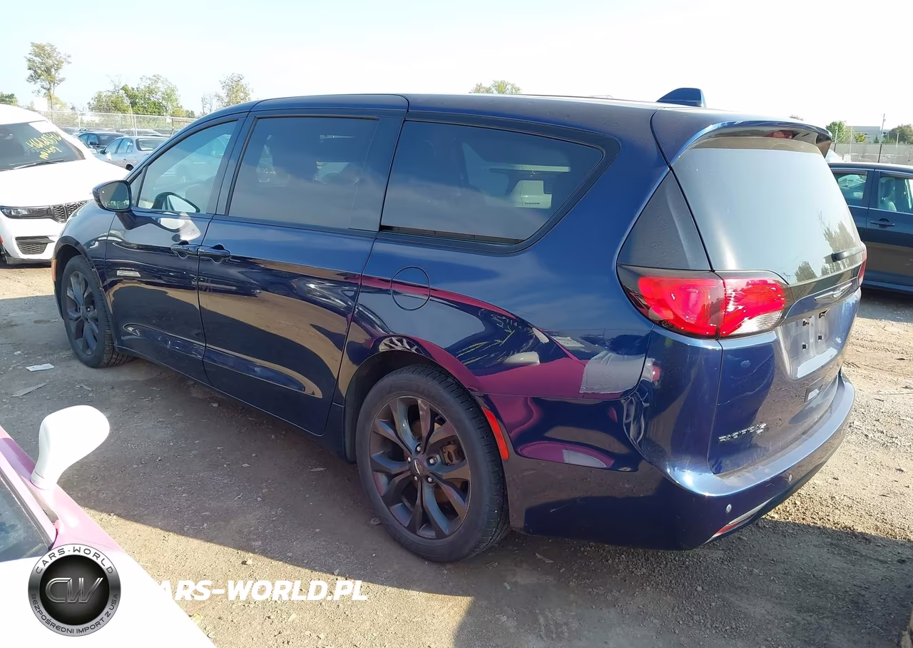 2019 Chrysler Pacifica Touring Plus VIN:2C4RC1FG5KR742024 - 3