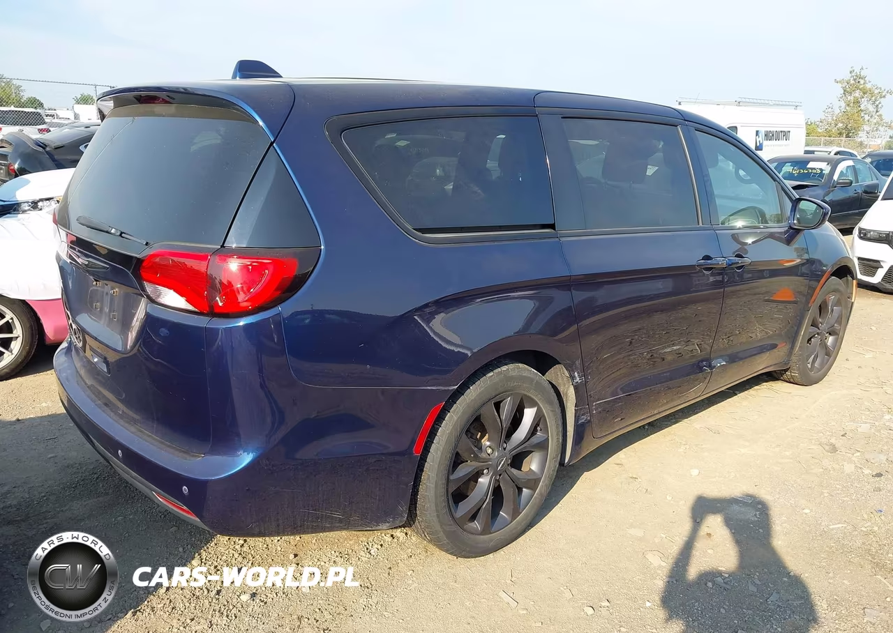 2019 Chrysler Pacifica Touring Plus VIN:2C4RC1FG5KR742024 - 4