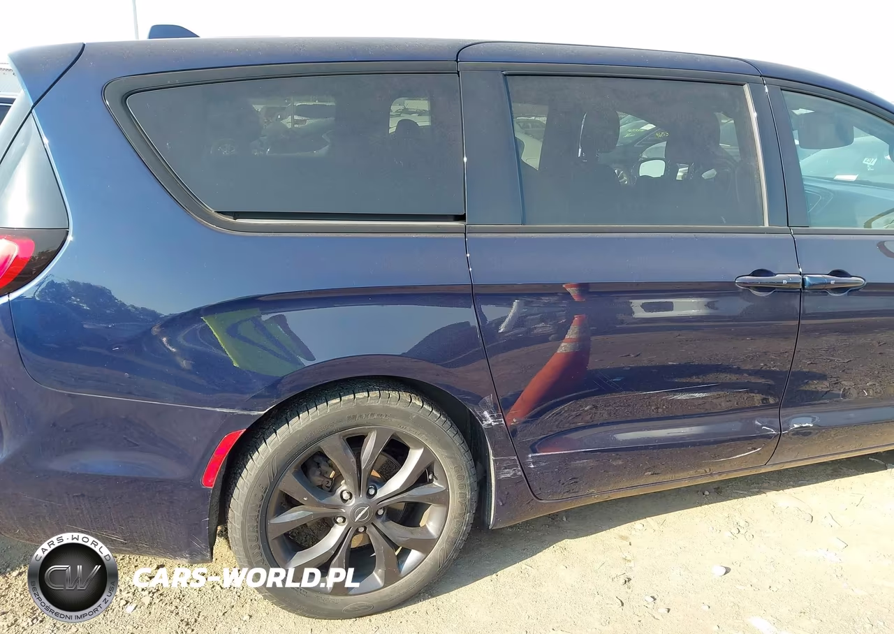 2019 Chrysler Pacifica Touring Plus VIN:2C4RC1FG5KR742024 - 6