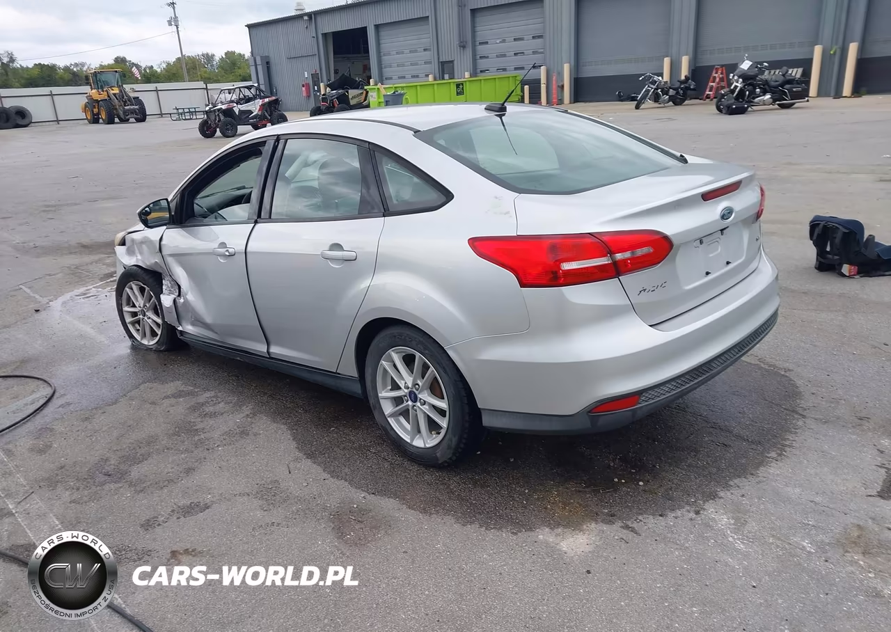 2017 Ford Focus Se VIN:1FADP3F27HL286842 - 3
