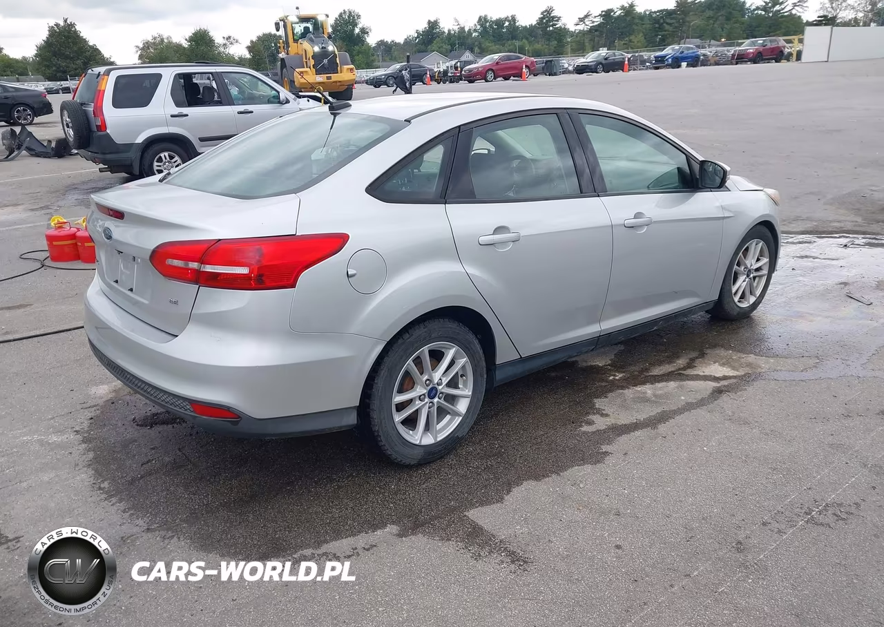 2017 Ford Focus Se VIN:1FADP3F27HL286842 - 4