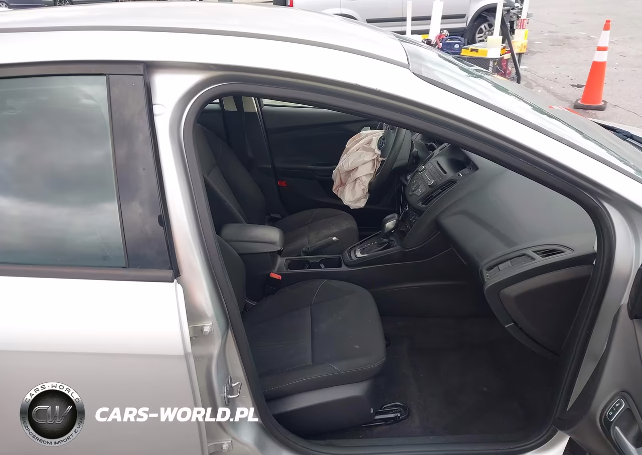 2017 Ford Focus Se VIN:1FADP3F27HL286842 - 5