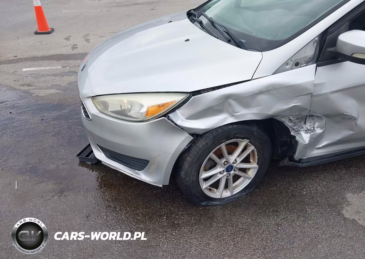 2017 Ford Focus Se VIN:1FADP3F27HL286842 - 6