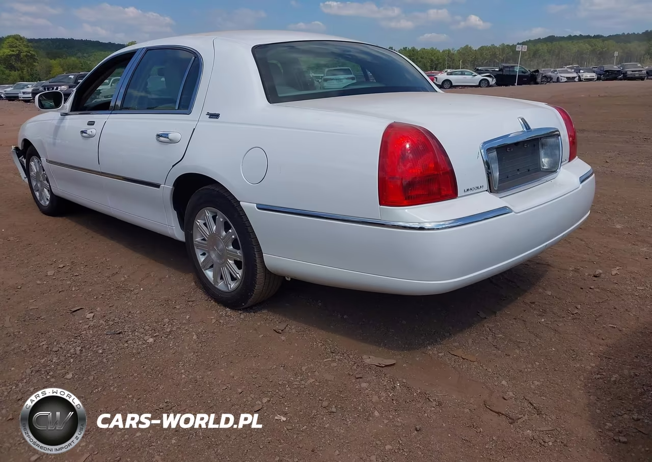 2011 Lincoln Town Car Signature Limited VIN:2LNBL8CV0BX752433 - 3