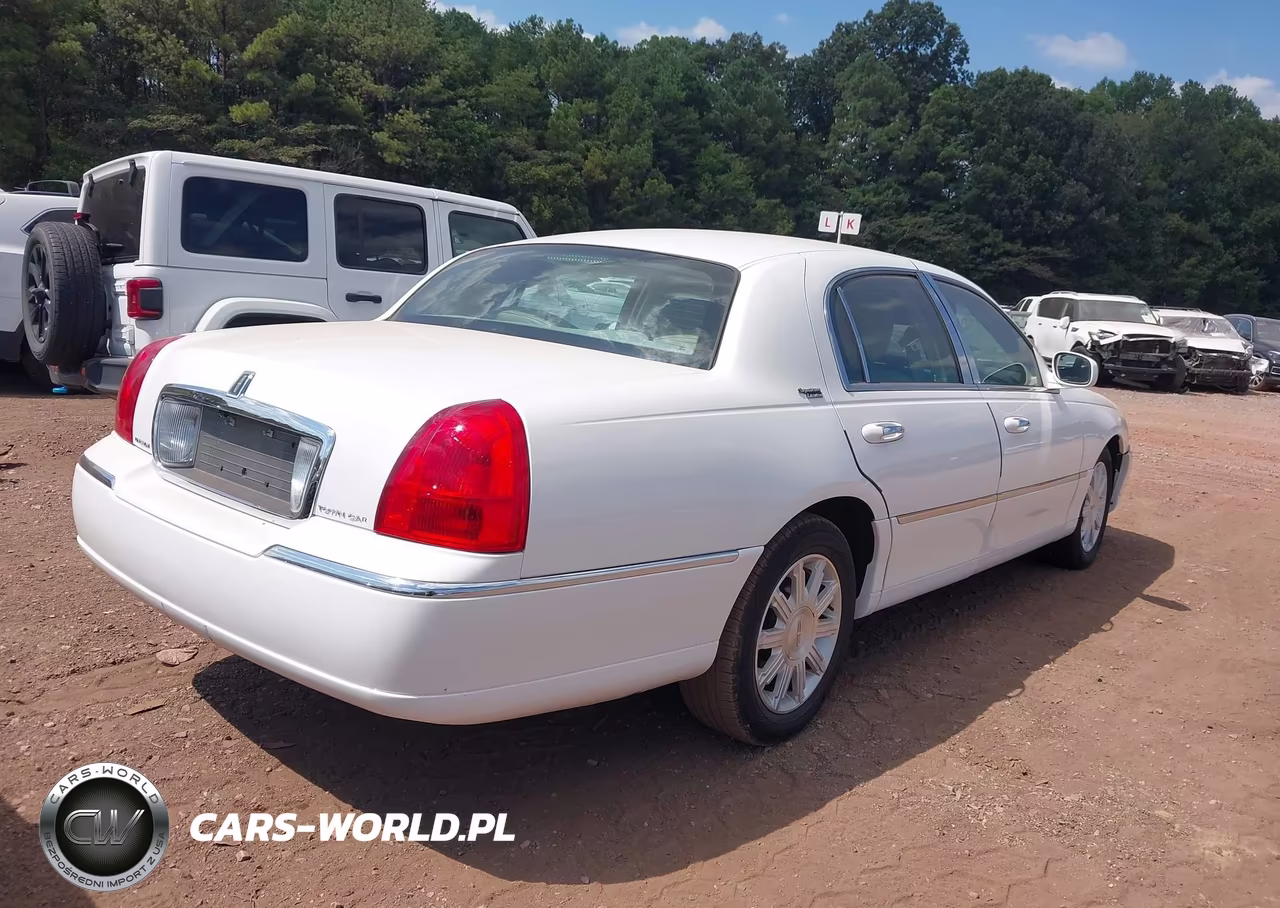 2011 Lincoln Town Car Signature Limited VIN:2LNBL8CV0BX752433 - 4