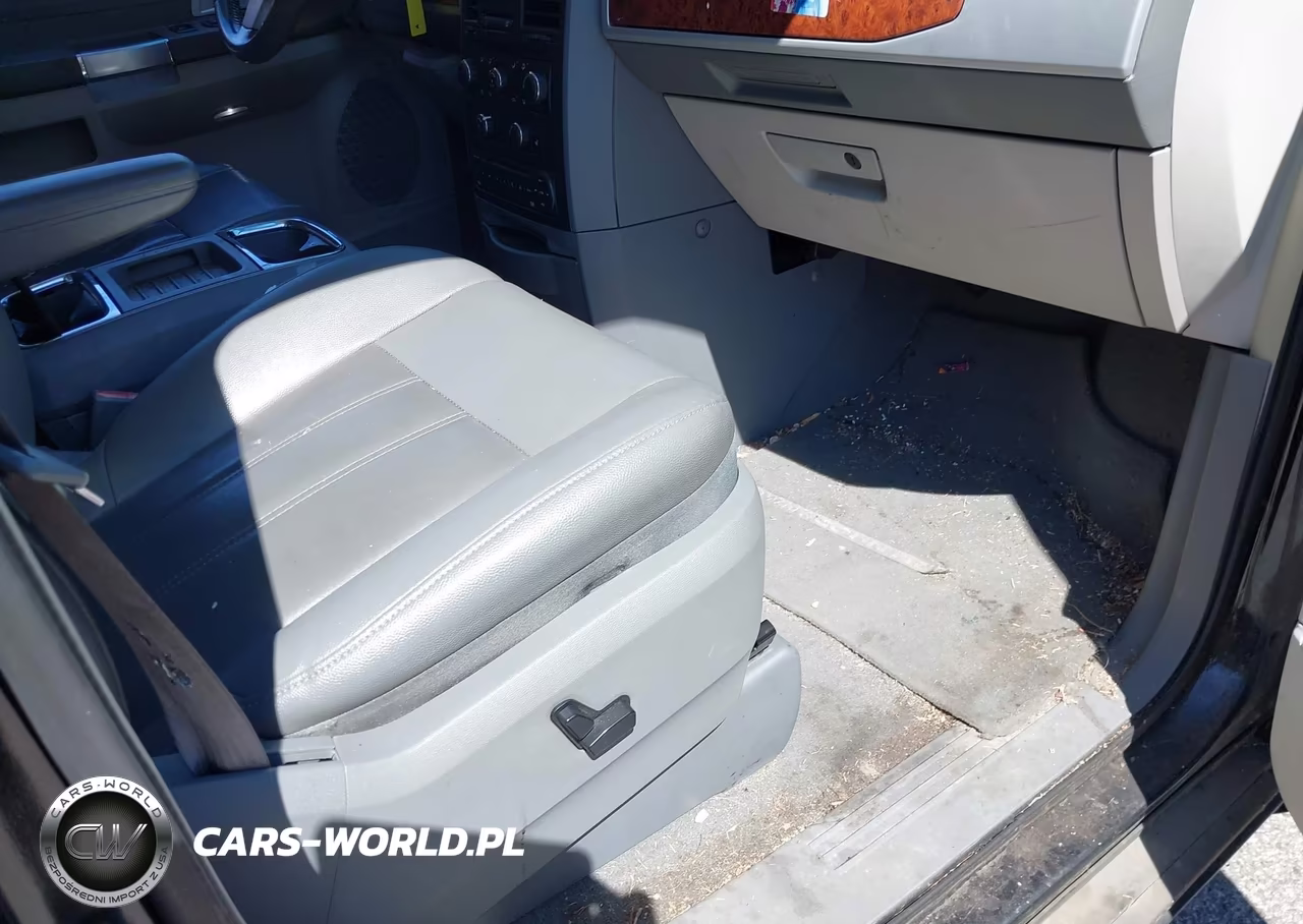2008 Chrysler Town & Country Touring VIN:2A8HR54P58R654063 - 5