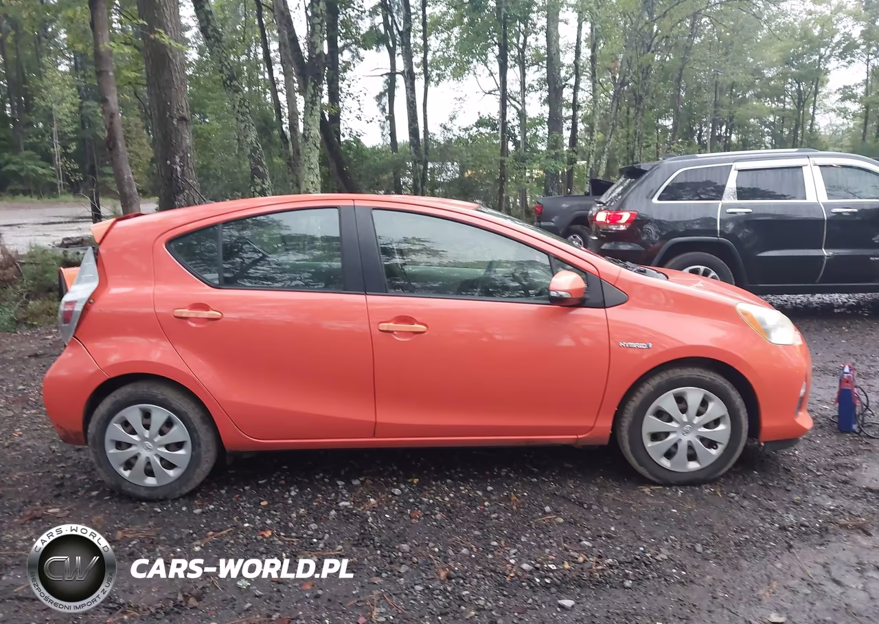 2013 Toyota Prius C Two VIN:JTDKDTB33D1055483 - 13