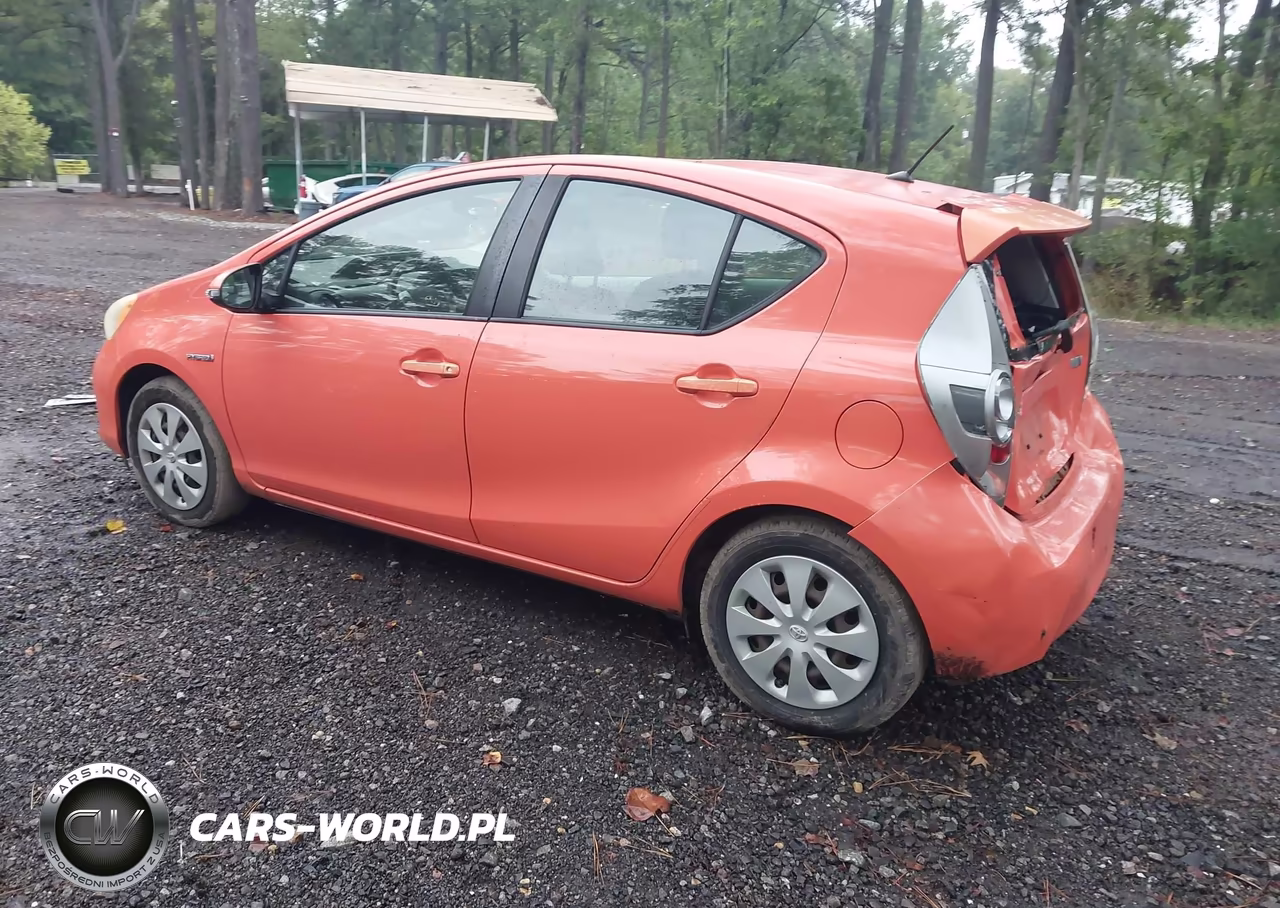 2013 Toyota Prius C Two VIN:JTDKDTB33D1055483 - 3