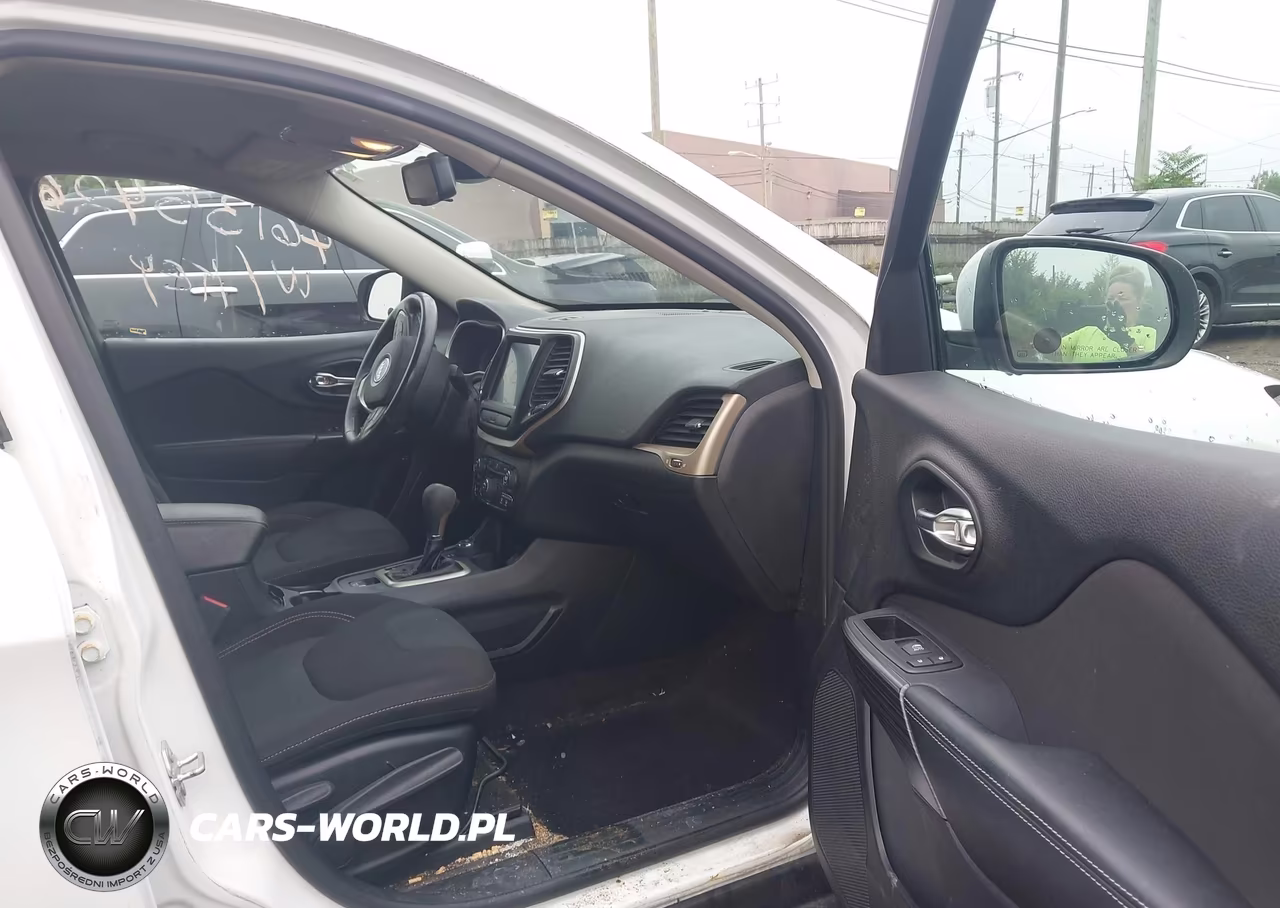 2017 Jeep Cherokee Latitude 4X4 VIN:1C4PJMCB0HW546841 - 5