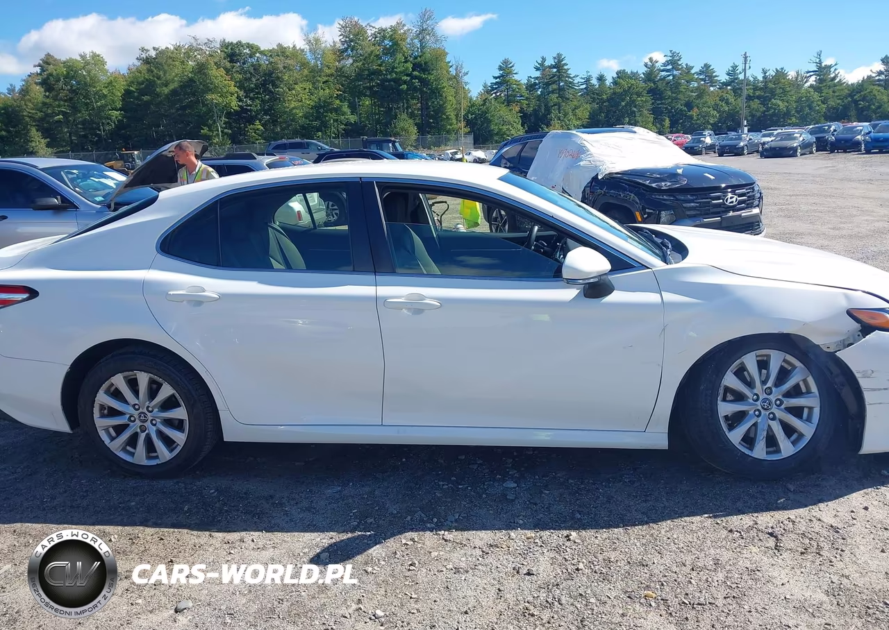 2018 Toyota Camry Le VIN:JTNB11HK0J3030127 - 13