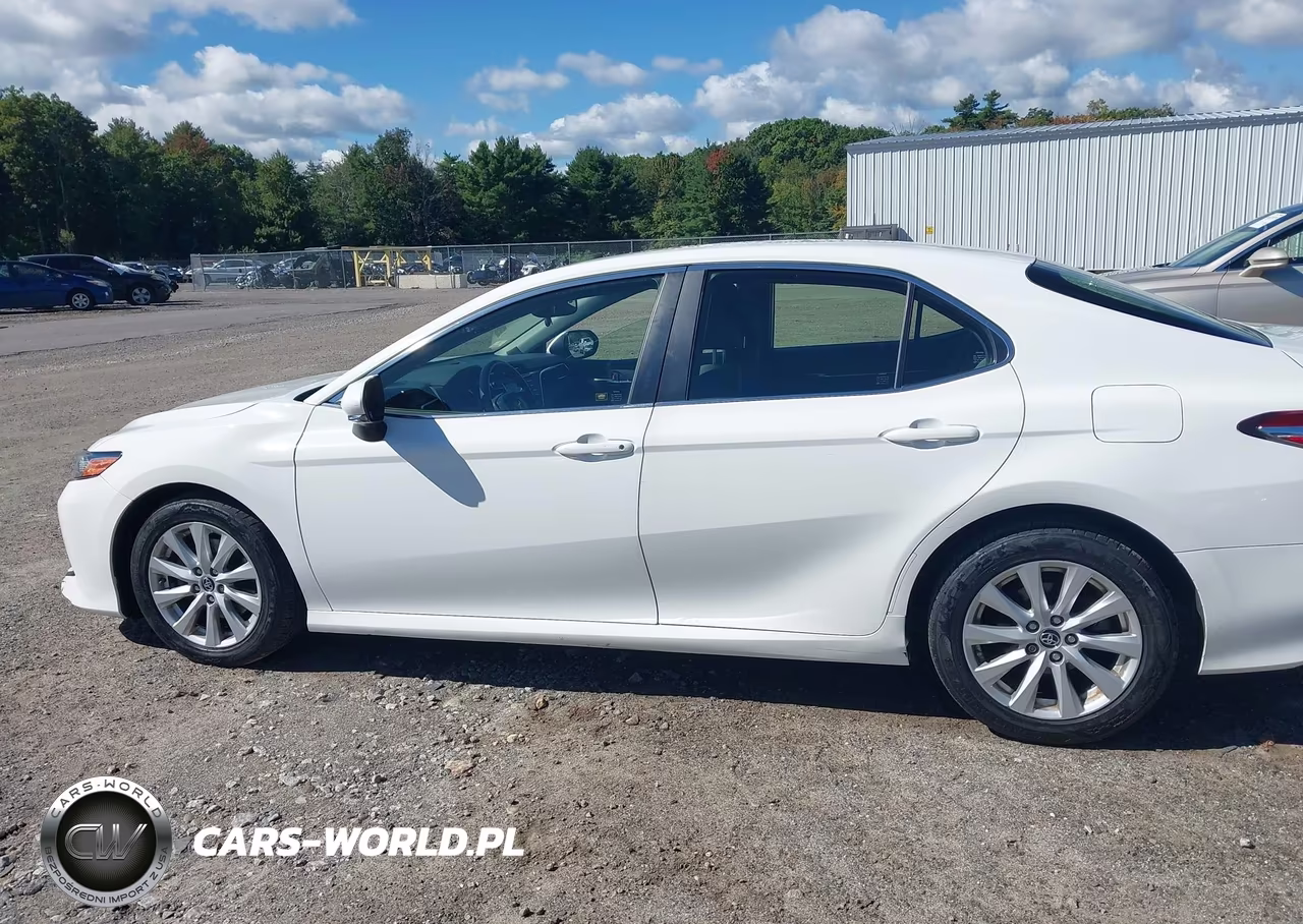 2018 Toyota Camry Le VIN:JTNB11HK0J3030127 - 14