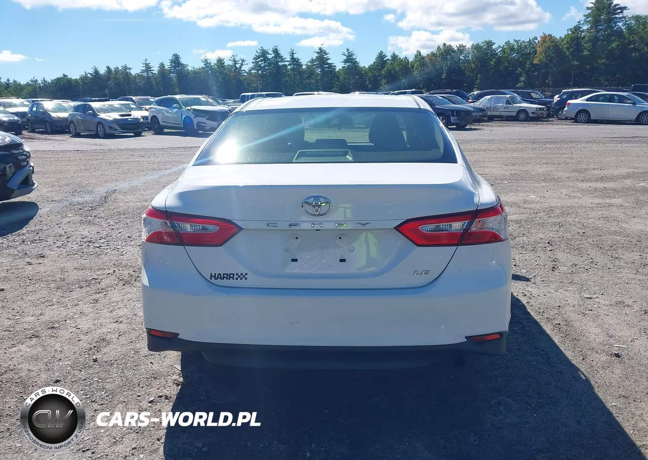 2018 Toyota Camry Le VIN:JTNB11HK0J3030127 - 16
