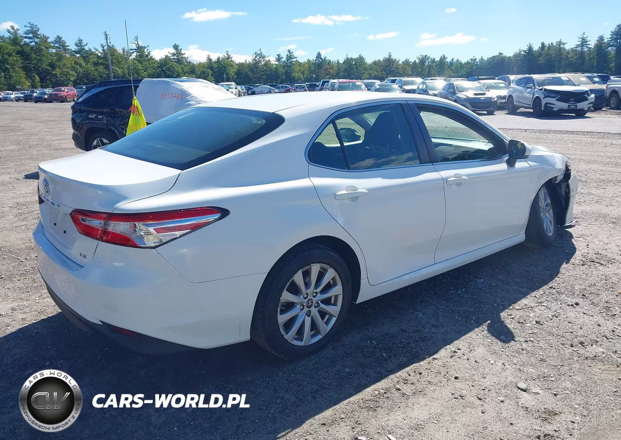 2018 Toyota Camry Le VIN:JTNB11HK0J3030127 - 4