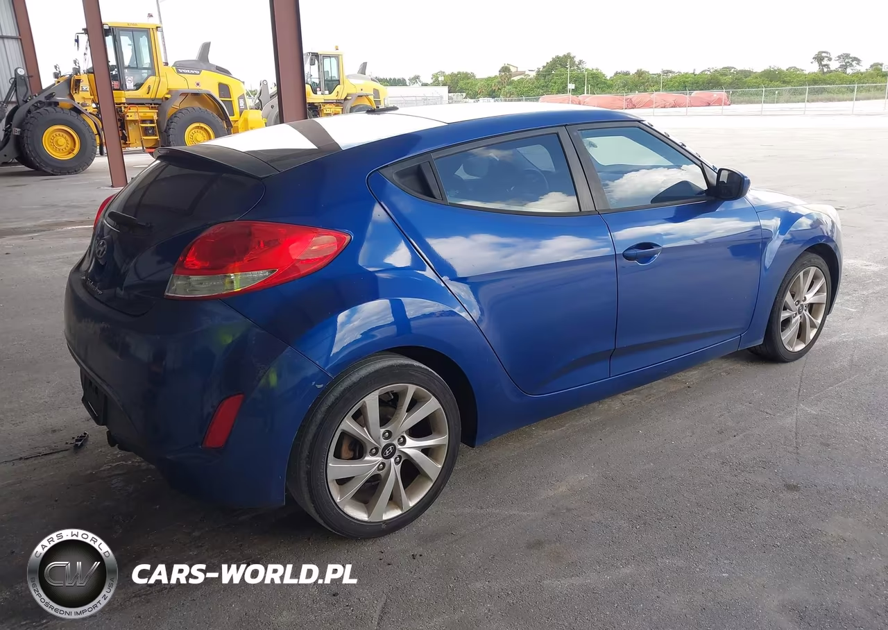 2016 Hyundai Veloster VIN:KMHTC6AD5GU262619 - 4