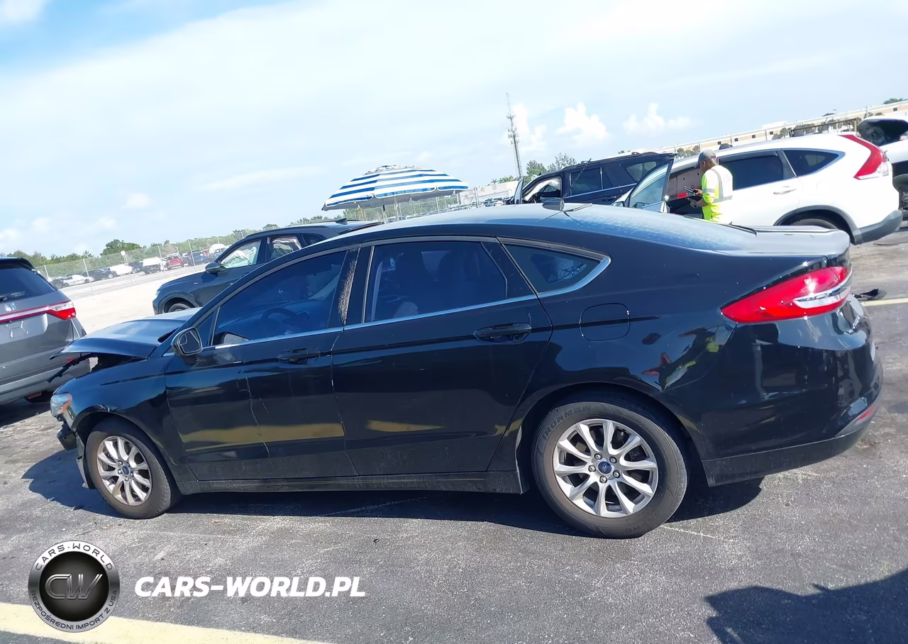 2018 Ford Fusion S VIN:3FA6P0G72JR238254 - 14