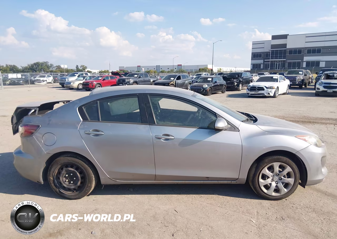 2013 Mazda Mazda3 I Sport VIN:JM1BL1UP7D1770242 - 13