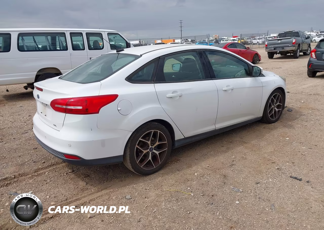 2017 Ford Focus Sel VIN:1FADP3H22HL244799 - 4