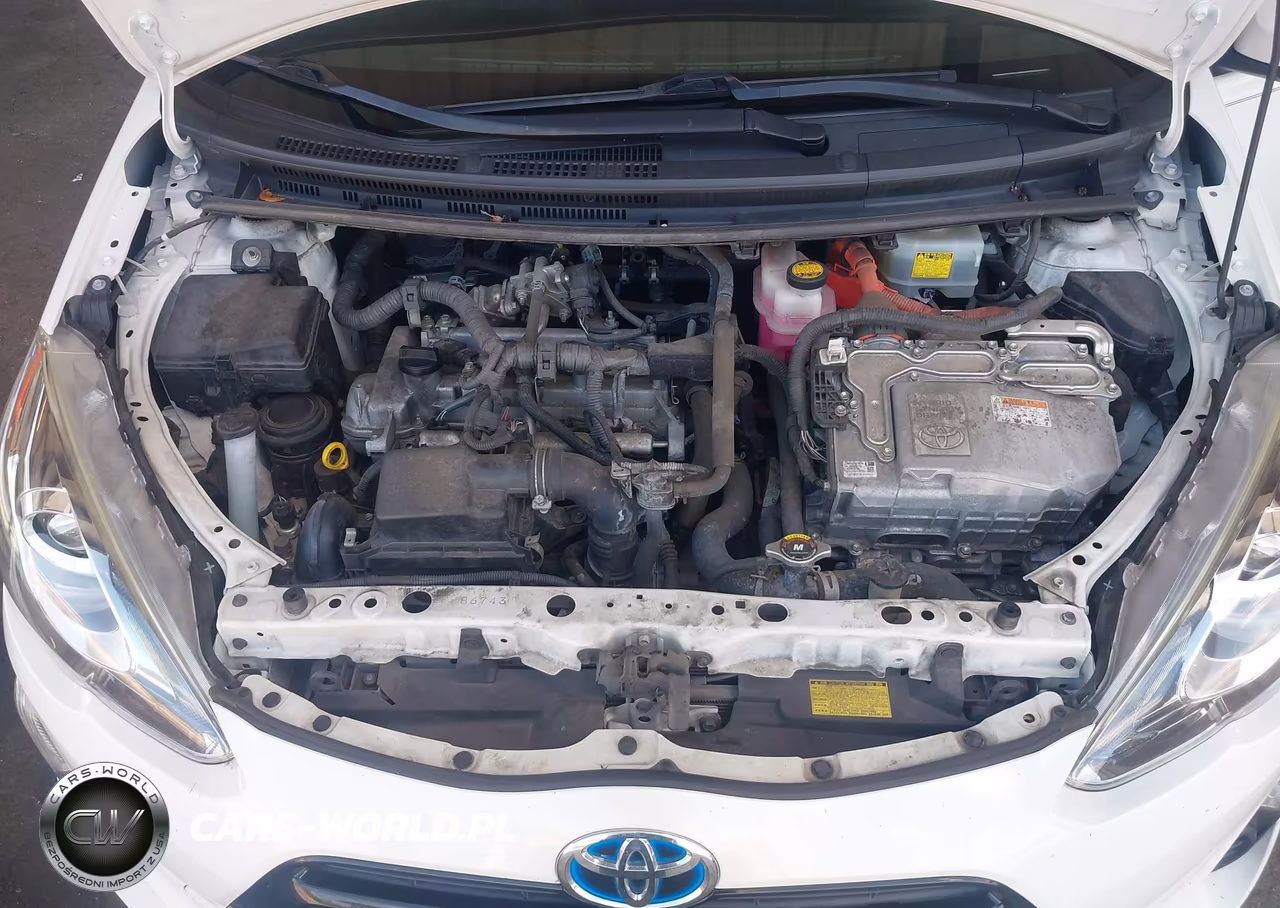 2015 Toyota Prius C Two VIN:JTDKDTB3XF1579894 - 10