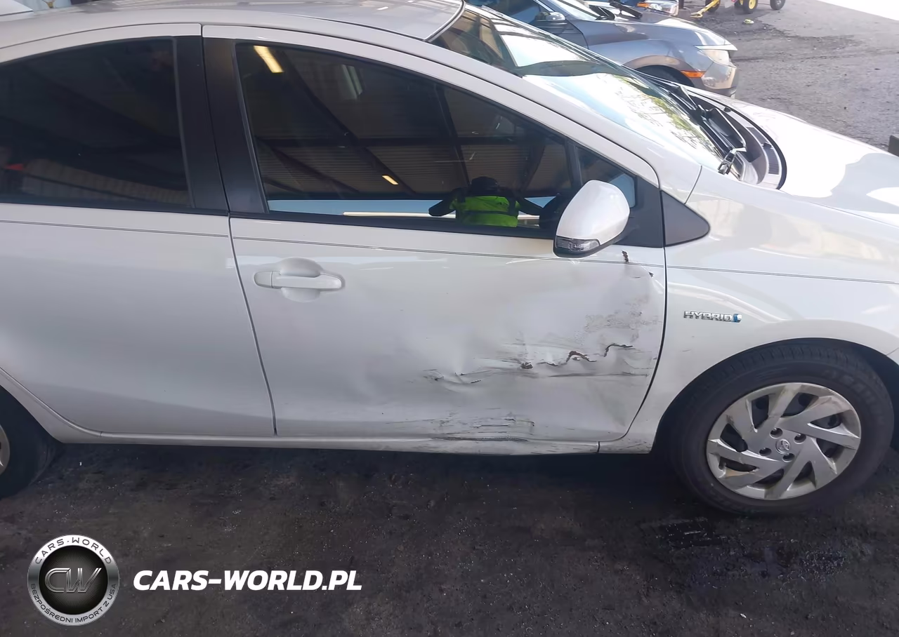 2015 Toyota Prius C Two VIN:JTDKDTB3XF1579894 - 6