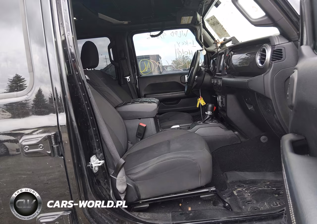 2018 Jeep Wrangler Unlimited Sahara 4X4 VIN:1C4HJXEG0JW184952 - 5
