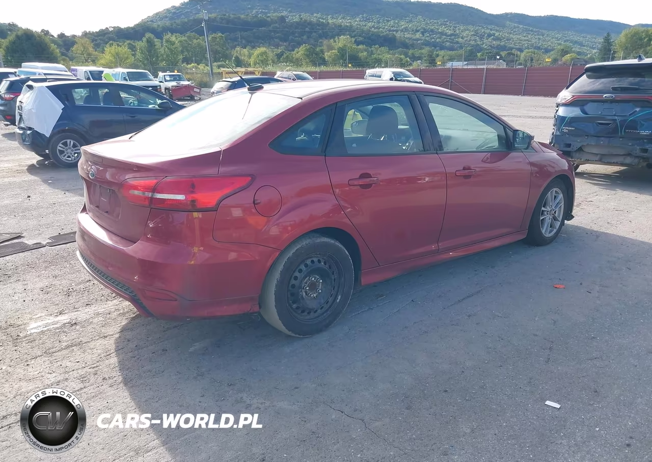 2015 Ford Focus Se VIN:1FADP3F20FL249855 - 4