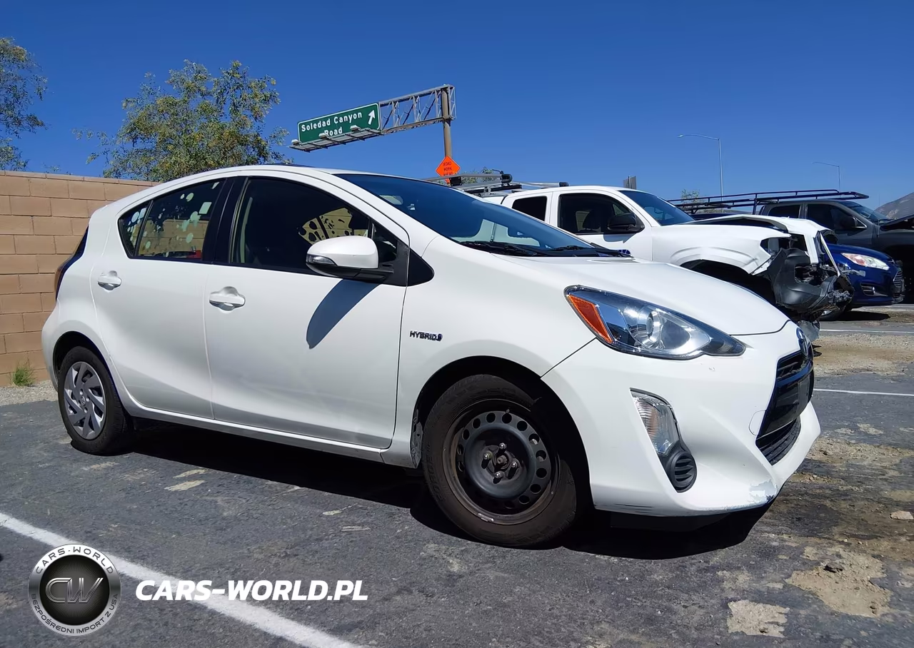 2015 Toyota Prius C Two VIN:JTDKDTB30F1089898 - 13