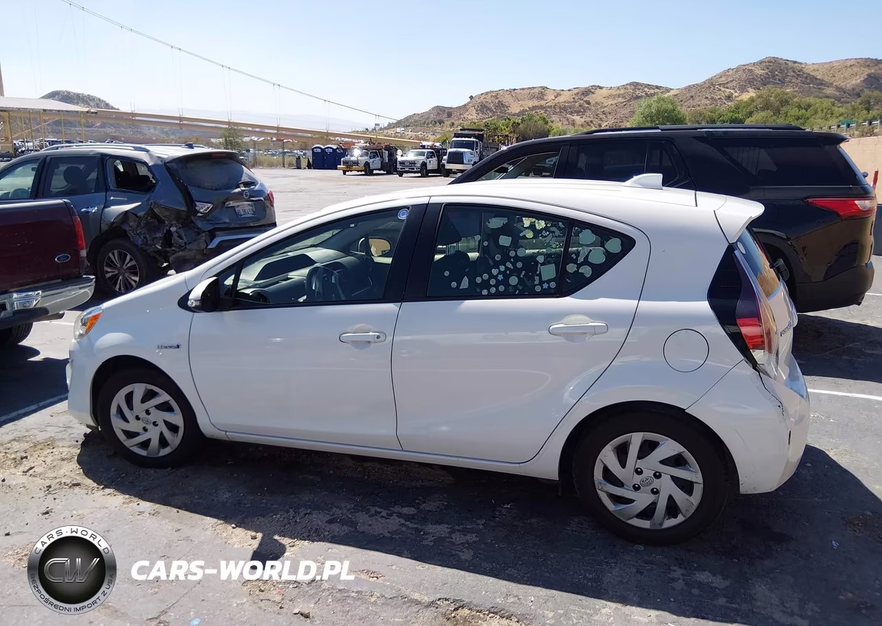 2015 Toyota Prius C Two VIN:JTDKDTB30F1089898 - 14