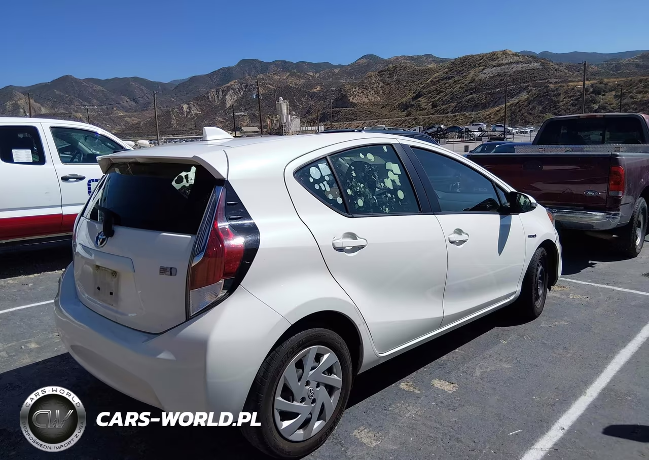 2015 Toyota Prius C Two VIN:JTDKDTB30F1089898 - 4