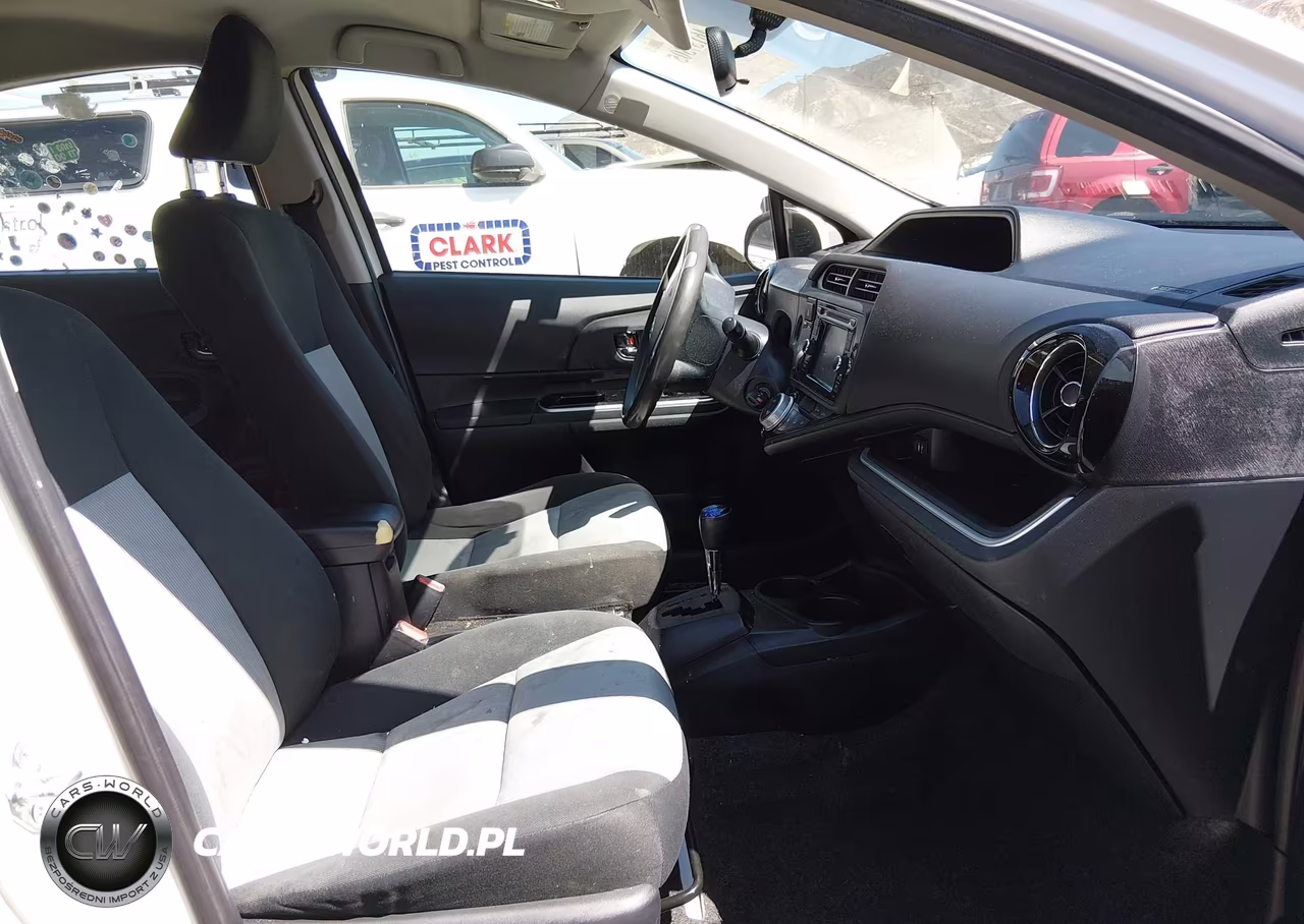 2015 Toyota Prius C Two VIN:JTDKDTB30F1089898 - 5
