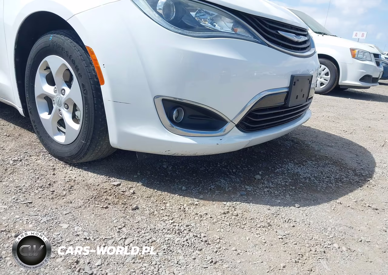 2018 Chrysler Pacifica Hybrid Touring Plus VIN:2C4RC1H7XJR332959 - 16