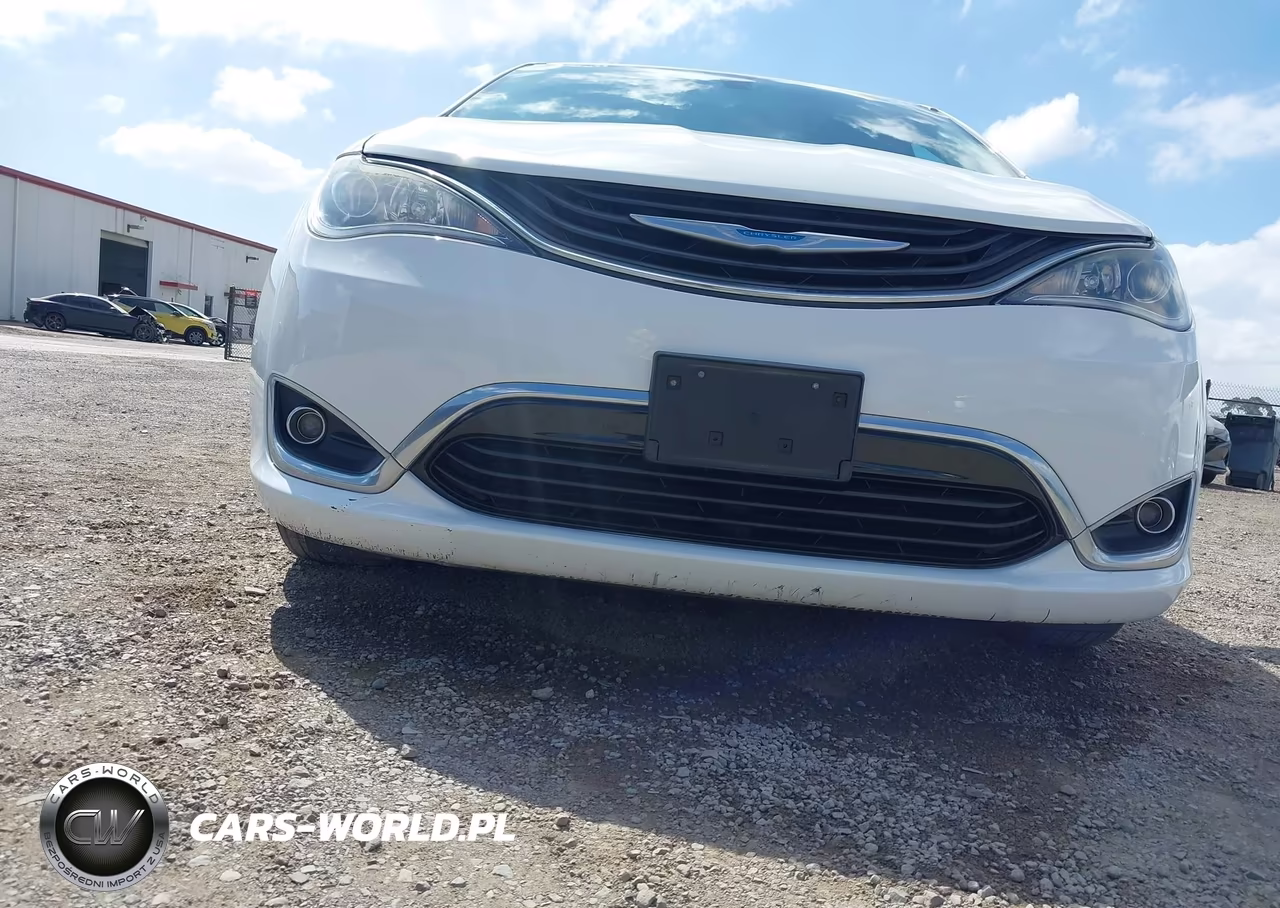 2018 Chrysler Pacifica Hybrid Touring Plus VIN:2C4RC1H7XJR332959 - 17