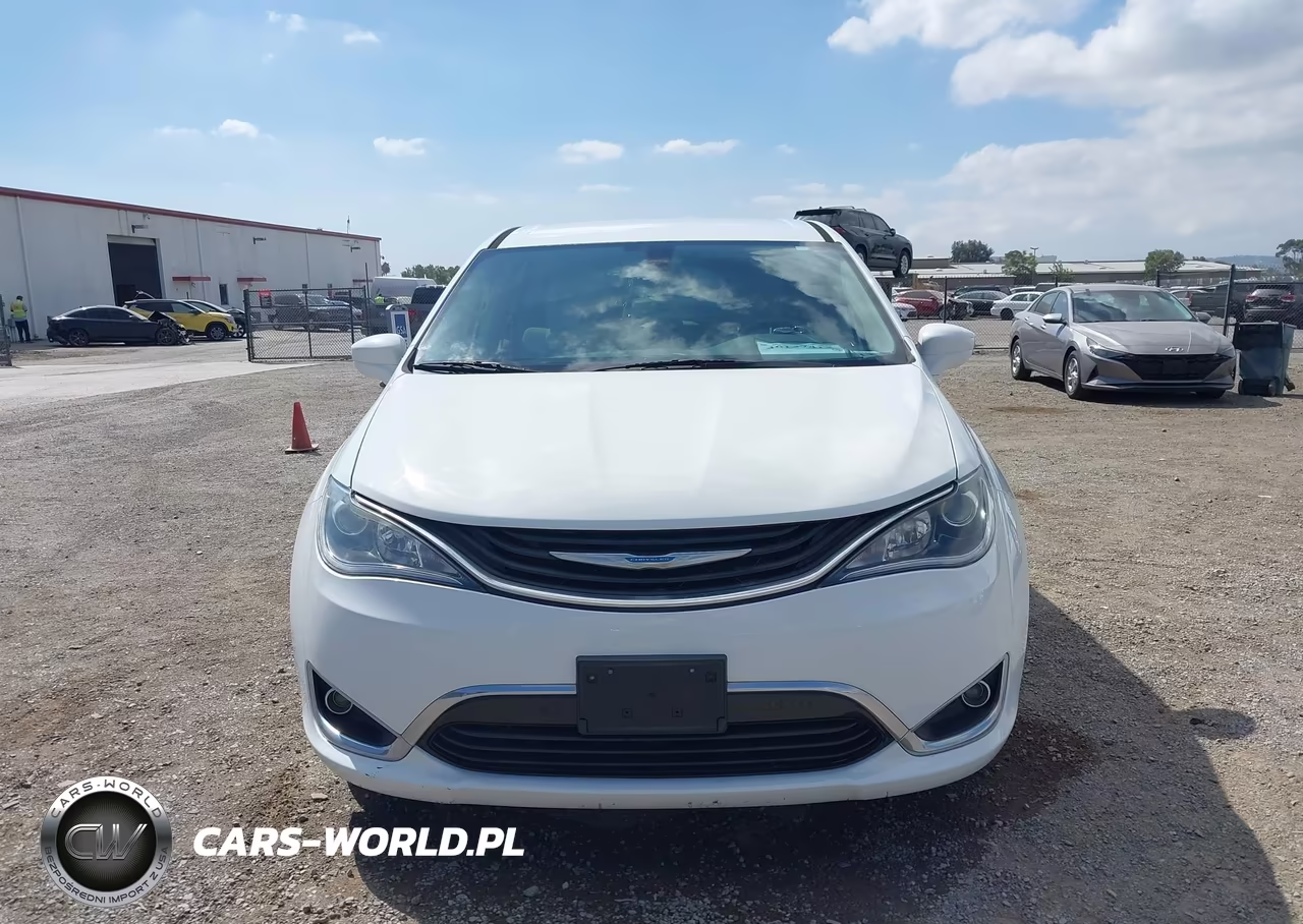 2018 Chrysler Pacifica Hybrid Touring Plus VIN:2C4RC1H7XJR332959 - 18