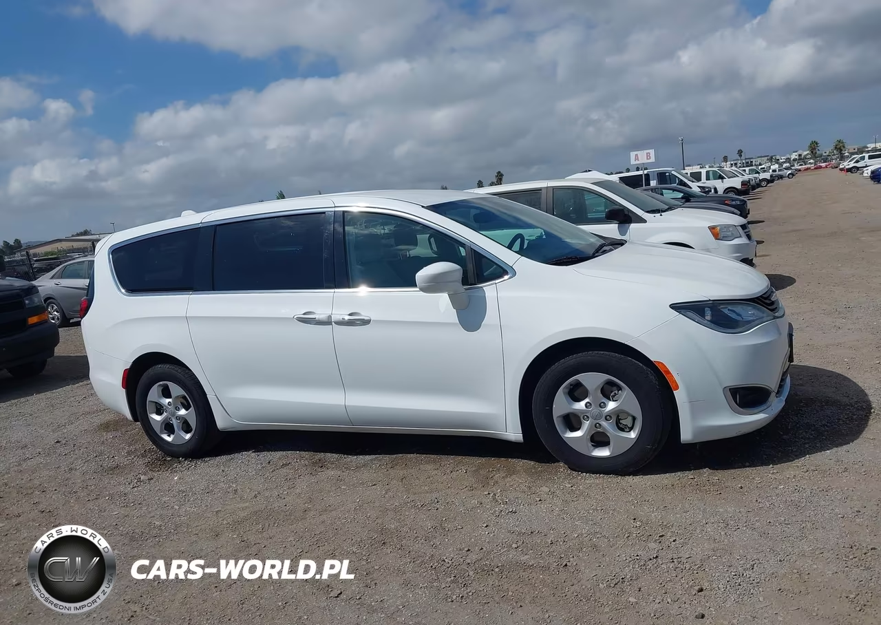 2018 Chrysler Pacifica Hybrid Touring Plus VIN:2C4RC1H7XJR332959 - 19