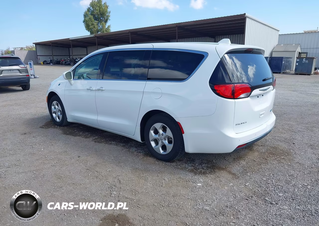 2018 Chrysler Pacifica Hybrid Touring Plus VIN:2C4RC1H7XJR332959 - 3