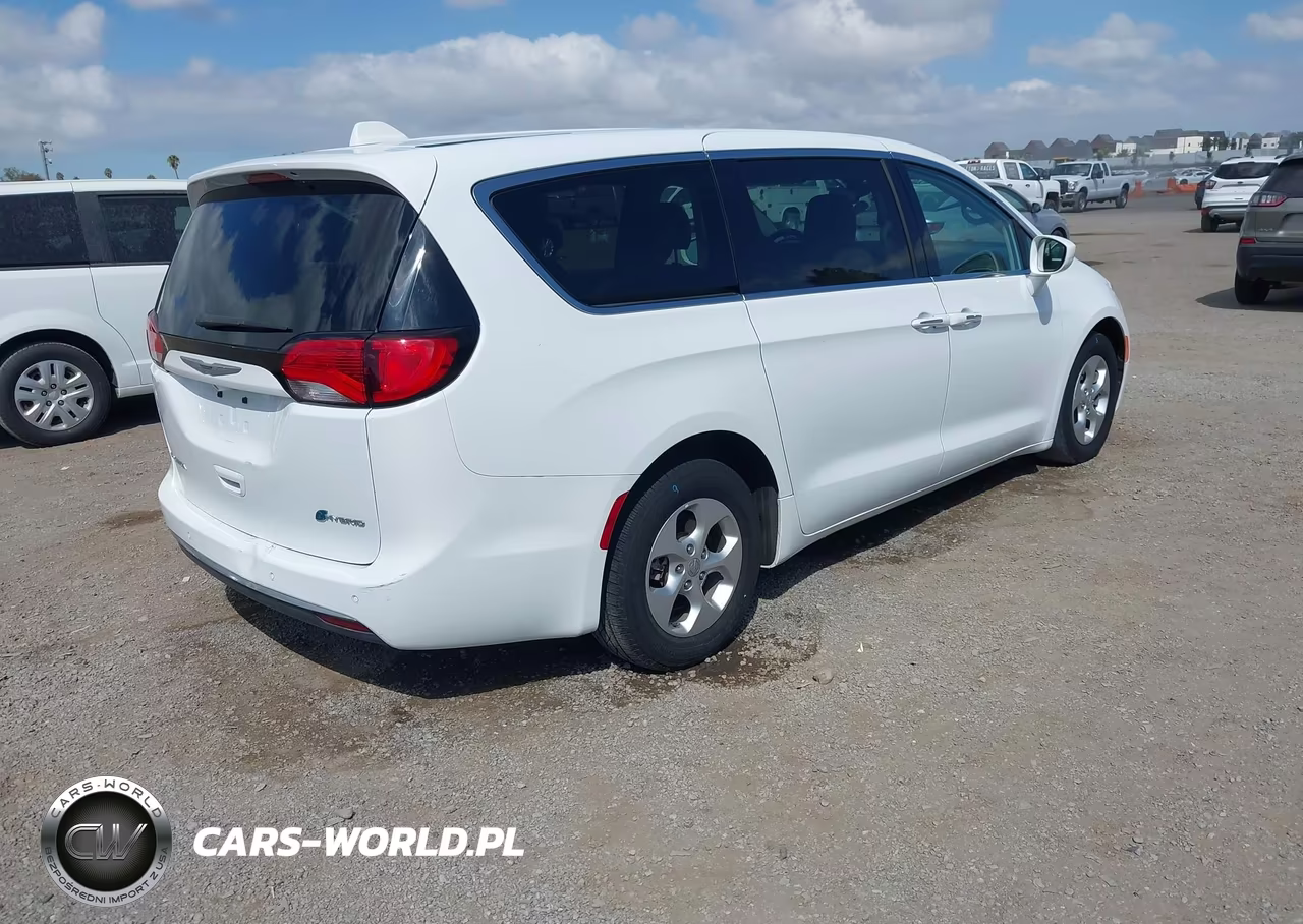 2018 Chrysler Pacifica Hybrid Touring Plus VIN:2C4RC1H7XJR332959 - 4